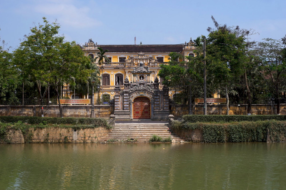 Just a few steps from An Dinh Palace is the peaceful space of An Cuu River
